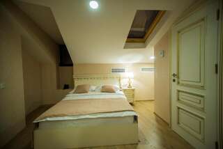 Отель Royal Hotel Тбилиси Бюджетный двухместный номер с 2 отдельными кроватями-4